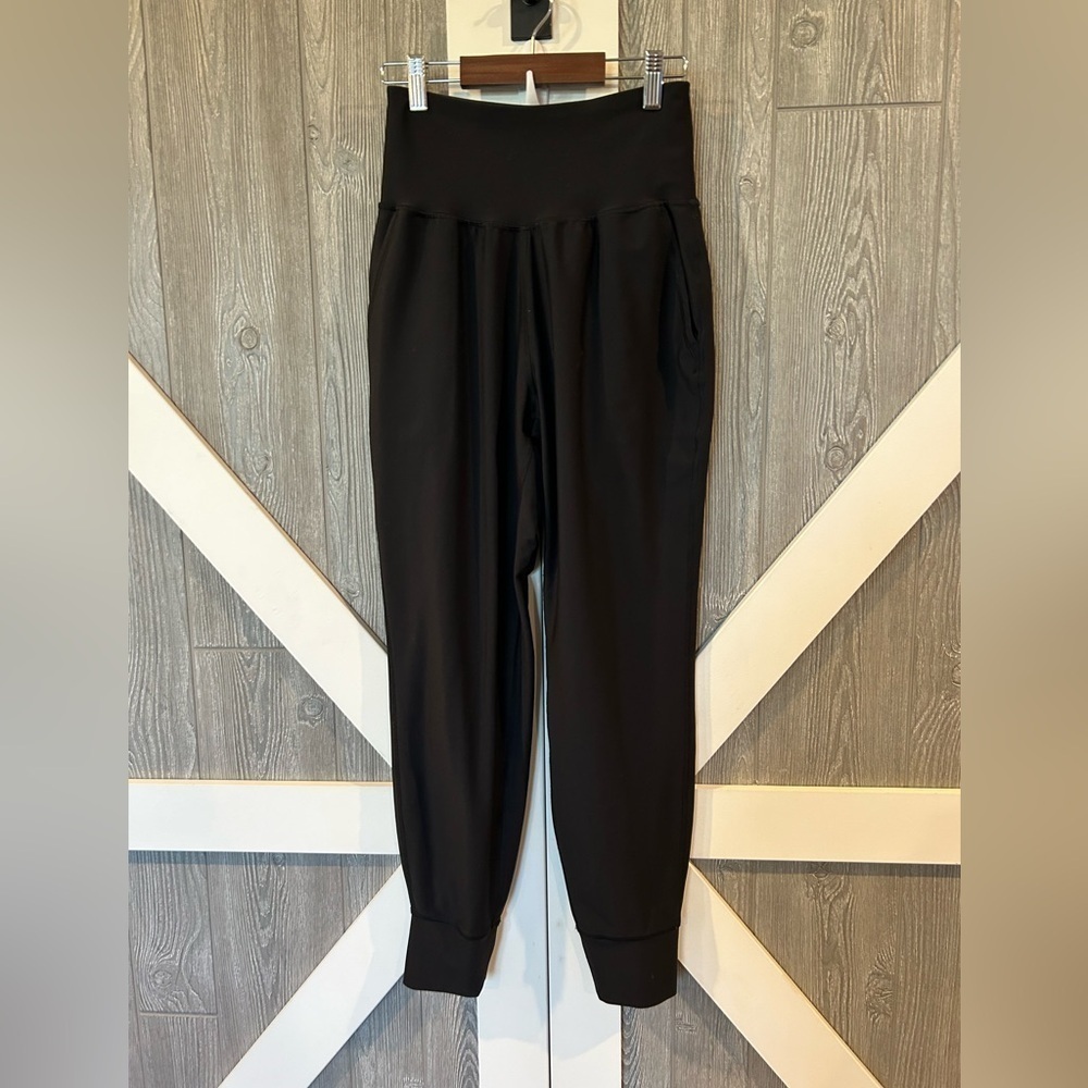 Bag056. Old Navy ELEVATE LEGGING Joggers
GO DRY, black with pockets.